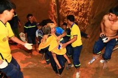 Bé gái đã được đưa lên khỏi giếng. (Ảnh: Dương Chí Tưởng/TTXVN) 