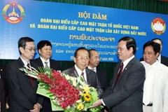 Ông Vũ Trọng Kim tặng hoa ông Tông Giơ Tho trước khi hội đàm. (Ảnh: Nguyễn Dân/TTXVN)