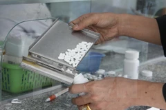 Điều trị thuốc kháng HIV (ARV). (Ảnh: Phương Vy/TTXVN)