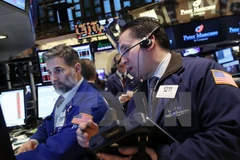 Các giao dịch viên tại sàn giao dịch chứng khoán New York. (Nguồn: AFP/TTXVN)