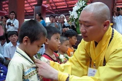 Cài hoa cho trẻ mồ côi trong Đại lễ Vu lan. Ảnh minh họa. (Nguồn: TTXVN)