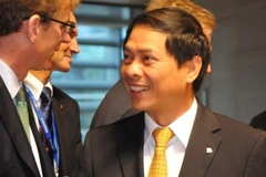 Thứ trưởng Ngoại giao Việt Nam Bùi Thanh Sơn trao đổi với các trưởng đoàn tham dự hội nghị. (Ảnh: Hương Giang/TTXVN) 