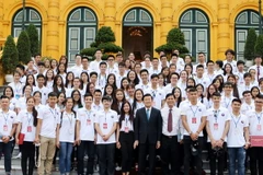 Chủ tịch nước Trương Tấn Sang với đại biểu thanh niên, sinh viên Kiều bào tiêu biểu. (Ảnh: Nguyễn Khang/TTXVN)