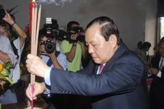 Lãnh đạo TP.HCM dâng hương Chủ tịch Hồ Chí Minh và Tôn Đức Thắng