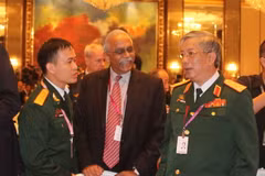 Thượng tướng Nguyễn Chí Vịnh, Thứ trưởng Bộ Quốc phòng Việt Nam (phải) tại phiên thảo luận chung đầu tiên. (Ảnh: Phóng viên TTXVN tại Singapore)
