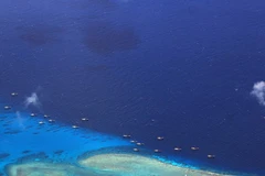 Tàu đánh cá Trung Quốc neo đậu trái phép tại bãi đá ngầm Chữ Thập ngày 17/7/2012. (Nguồn: AFP/TTXVN)