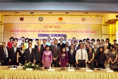 Các đại biểu tham dự hội thảo và lễ ký phòng chống kháng thuốc. (Ảnh: Dương Ngọc/TTXVN)