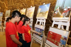 Khách tham quan triển lãm ảnh. (Ảnh: Trần Lê Lâm/TTXVN)