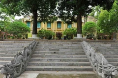  Nền điện Kính Thiên thời Lê Sơ với bậc thềm đá và lan can đá chạm rồng làm năm 1467. (Ảnh: Minh Đức/TTXVN) 