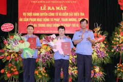 Phó Viện trưởng Viện Kiểm sát nhân dân Tối cao Trần Công Phàn trao Quyết định bổ nhiệm cho lãnh đạo Vụ 6. (Ảnh: Phương Hoa/TTXVN) 