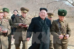 Nhà lãnh đạo Triều Tiên Kim Jong-Un (giữa) trong lần thị sát một nhà máy quốc phòng trên đảo Sin, tỉnh Kangwon. (Nguồn: AFP/TTXVN)