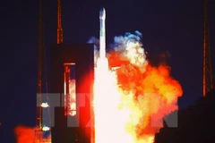 Tên lửa đẩy Trường Chinh 3 mang theo tàu vũ trụ rời bệ phóng. (Nguồn: AFP/TTXVN)