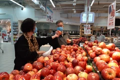 Hàng hóa tại siêu thị BigC Thăng Long. (Ảnh: TTXVN)