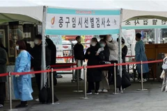 Một điểm lấy mẫu xét nghiệm COVID-19 tại Seoul, Hàn Quốc ngày 7/3/2021. (Ảnh: Yonhap/TTXVN)