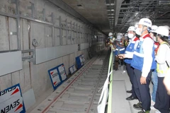Đường ray của đoàn tàu dưới tầng hầm B2 tại nhà ga Ba Son thuộc tuyến metro số 1 (Bến Thành-Suối Tiên) đã hoàn thiện. (Ảnh: Thanh Vũ/TTXVN)
