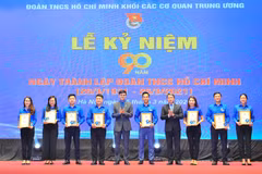 Trao tặng Bằng khen Bí thư chi đoàn giỏi toàn quốc tại buổi lễ. (Ảnh: Minh Đức/TTXVN)
