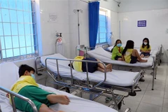 Các em học sinh trường Tiểu học Lê Lợi được điều trị tại Bệnh viện Lê Lợi sáng 11/3. (Ảnh: Đoàn Mạnh Dương/TTXVN)