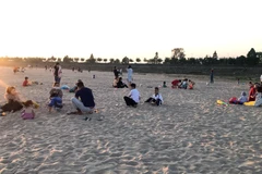 Bãi bồi này thu hút rất đông người dân đến vui chơi, giải tỏa cơn nóng. (Ảnh: Khoa Chương/TTXVN)