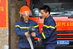 Trung úy Vũ Ngọc Hoàng (phải) hướng dẫn nghiệp vụ cho chiến sỹ mới tại đơn vị. (Ảnh: Minh Đức/TTXVN)
