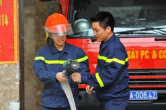 Trung úy Vũ Ngọc Hoàng (phải) hướng dẫn nghiệp vụ cho chiến sỹ mới tại đơn vị. (Ảnh: Minh Đức/TTXVN)