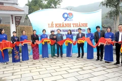 Các đại biểu cắt băng khánh thành công trình tu bổ, tôn tạo di tích Nhà bia cơ quan Trung ương Đoàn. (Nguồn: nhandan.vn)