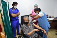 Nhân viên y tế tiêm chủng vắcxin ngừa bệnh viêm đường hô hấp cấp COVID-19 cho người dân tại Bangalore, Ấn Độ, ngày 1/3/2021. (Ảnh: THX/TTXVN)