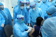 Tiêm vaccine phòng COVID-19 của AstraZeneca đợt đầu tiên cho các cán bộ y tế Hải Dương. (Ảnh: Minh Quyết/TTXVN)