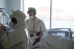 Nhân viên y tế chăm sóc bệnh nhân COVID-19 tại bệnh viện ở Ankara, Thổ Nhĩ Kỳ, ngày 4/3/2021. (Ảnh: THX/TTXVN)