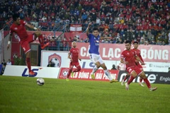 Pha tranh bóng của cầu thủ hai đội. (Ảnh: TTXVN)