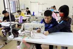Các học viên học nghề may công nghiệp được giáo viên (là người khuyết tật) chỉ dạy tận tình tại Trung tâm dạy nghề (Hội Bảo trợ người khuyết tật và Bảo vệ quyền trẻ em tỉnh Thái Bình). (Ảnh: Thế Duyệt/TTXVN)