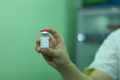 Vaccine AstraZeneca phòng COVID-19 được tiêm cho nhân viên y tế tuyến đầu chống dịch của Bệnh viện Bệnh nhiệt đới tỉnh Khánh Hòa. (Ảnh: Phan Sáu/TTXVN)