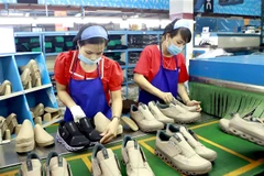 Công ty giầy Phúc Yên (Vĩnh Phúc) phấn đấu năm 2021 sản xuất 1.2 triệu đôi giày phục vụ thị trường trong nước và xuất khẩu. (Ảnh: TTXVN)