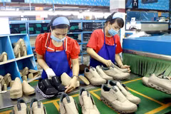 Công ty giầy Phúc Yên (Vĩnh Phúc) phấn đấu năm 2021 sản xuất 1.2 triệu đôi giày phục vụ thị trường trong nước và xuất khẩu. (Ảnh: TTXVN)