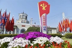 Trang trí hoa tươi trước Nhà ga Bình Nhưỡng ở thủ đô Bình Nhưỡng, Triều Tiên, ngày 10/4/2020. (Ảnh: Kyodo/TTXVN)