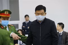 Cảnh sát dẫn giải bị cáo Đinh La Thăng, cựu Chủ tịch Hội đồng quản trị Tập đoàn Dầu khí Việt Nam (PVN) trong phiên xét xử sáng 22/1. (Ảnh: Doãn Tấn/TTXVN)