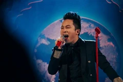 Tùng Dương trong liveshow 'Thập kỷ Hoan ca.' (Ảnh: HS)