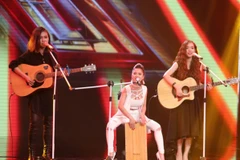 Nhóm nhạc nữ với khả năng hát, chơi nhạc cụ và vũ đạo đã áp đảo trong tập mở màn... (Ảnh: CTS)