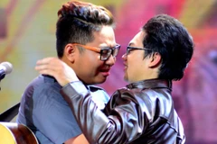 Phước Lộc (trái) đã được giám khảo Tùng Dương chọn để thay Duy Khang. (Ảnh: CTS)