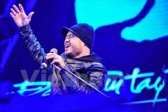 Trần Lập xuất hiện lần cuối trên sân khấu 'Đôi bàn tay thắp lửa.' (Ảnh: Lê Minh Sơn)