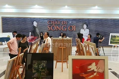 Không gian bên ngoài phòng hòa nhạc là nơi trưng bày các tác phẩm hội họa. (Ảnh: Hữu Đức/Vietnam+)