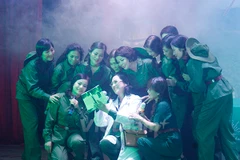 Ca khúc "Ngọn lửa tuổi 20" đầy xúc động được thể hiện bởi tốp nữ nhóm Giai điệu bạn bè (Ảnh: Hữu Đức/Vietnam+)