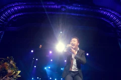 Như tên gọi chương trình, Tuấn Hưng hát đầy đam mê và phóng khoáng. (Ảnh: Kevin Phạm) 