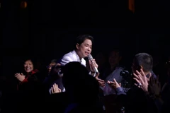 Tiếng hát Ngọc Sơn càng về cuối càng đằm đượm, ngây ngất, anh hát liên tục trước yêu cầu của khán giả, kéo dài đêm nhạc đến ngưỡng 0 giờ. (Ảnh: Dương Thế Đỗ)