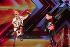 Tùng Dương lên sân hấu quậy với thí sinh. (Ảnh CTS) 