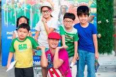 Nghệ sỹ Xuân Bắc bên các diễn viên nhí tham gia vở kịch 'Ngọc rồng.' (Ảnh: Hải Bá) 