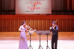 Veroniqué Mathieu trình diễn cùng nghệ sỹ Ngô Hoàng Linh (ảnh: Hữu Đức)