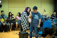 "Họa mi tóc... tím" Mỹ Tâm lạ lẫm, hát say mê bên Bằng Kiều