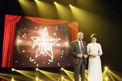 Cặp đôi MC Lại Văn Sâm và Diễm Quỳnh trên sân khấu 'Giai điệu tự hào' 2016. (Ảnh: VTV)