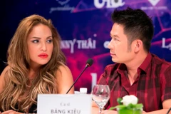 Thanh Hà và Bằng Kiều trao đổi trong buổi Họp báo tại Hà Nội. (Ảnh: HB)