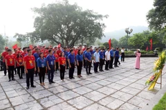 Hơn 1.000 đại biểu, hội viên, thanh niên cùng tham gia xếp biểu tượng hình đất nước. (Ảnh: Trung Kiên/TTXVN)